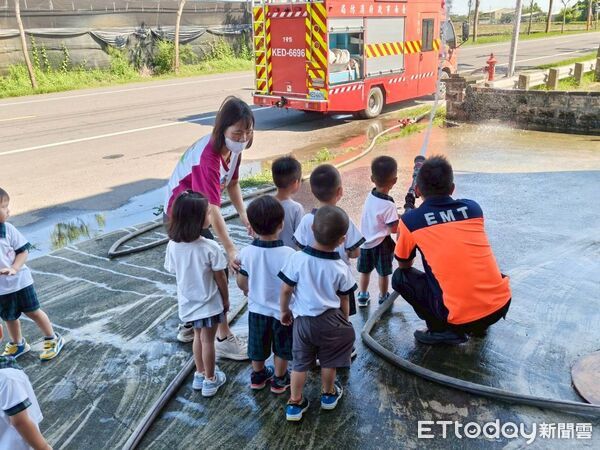 ▲台南下營小圓圓幼兒園近200位師生參訪下營分隊，開心體驗消防射水。（記者林東良翻攝，下同）