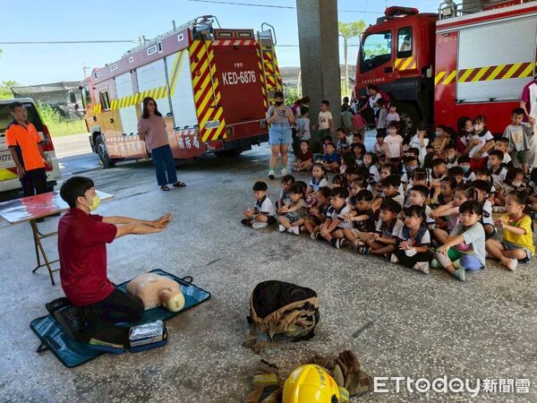 ▲台南下營小圓圓幼兒園近200位師生參訪下營分隊，開心體驗消防射水。（記者林東良翻攝，下同）