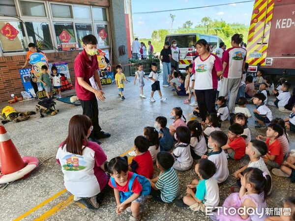 ▲台南下營小圓圓幼兒園近200位師生參訪下營分隊，開心體驗消防射水。（記者林東良翻攝，下同）