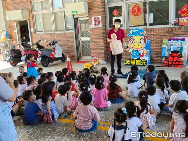 ▲台南下營小圓圓幼兒園近200位師生參訪下營分隊，開心體驗消防射水。（記者林東良翻攝，下同）