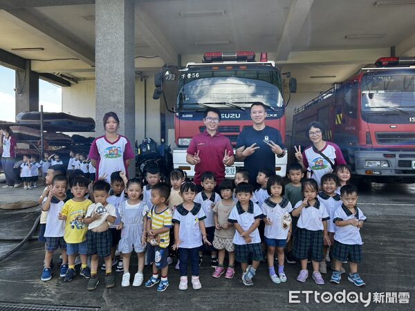 ▲台南下營小圓圓幼兒園近200位師生參訪下營分隊，開心體驗消防射水。（記者林東良翻攝，下同）