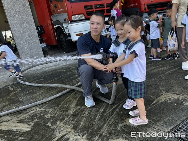 ▲台南下營小圓圓幼兒園近200位師生參訪下營分隊，開心體驗消防射水。（記者林東良翻攝，下同）