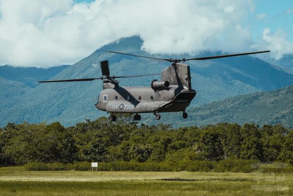 ▲▼陸軍航特部25日派遣CH-47SD型直升機1架載運特搜小組抵花蓮，合計23人投入災防任務，協助地方因應樺加沙所帶來的災情。（圖／軍聞社提供）