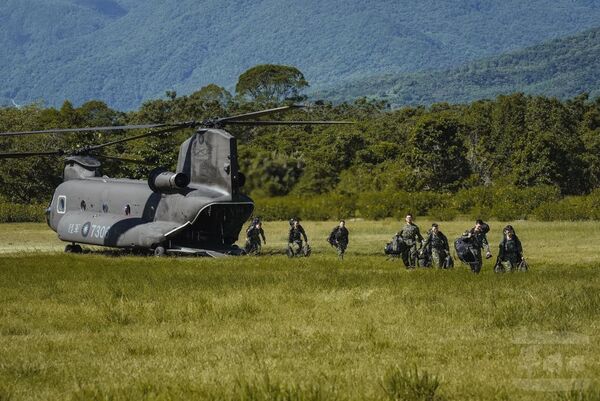 ▲▼陸軍航特部25日派遣CH-47SD型直升機1架載運特搜小組抵花蓮，合計23人投入災防任務，協助地方因應樺加沙所帶來的災情。（圖／軍聞社提供）