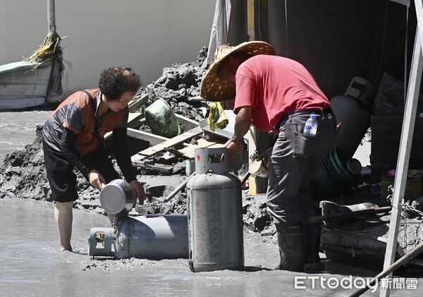 ▲▼ 因強颱「樺加沙」外圍環流帶來可觀雨量，導致花蓮馬太鞍溪堰塞湖溢流，洪峰沖毀馬太鞍溪橋，大水漫入光復鄉市區造成極大災情，今（25）日光復雨勢停緩太陽露臉，居民把握空檔開始整理家園，重型機具及小山貓進駐市區加速整理市容。（圖／記者李毓康攝）