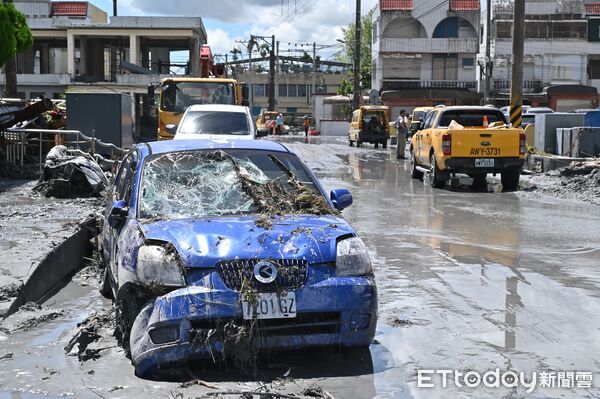 ▲▼ 因強颱「樺加沙」外圍環流帶來可觀雨量，導致花蓮馬太鞍溪堰塞湖溢流，洪峰沖毀馬太鞍溪橋，大水漫入光復鄉市區造成極大災情，今（25）日光復雨勢停緩太陽露臉，居民把握空檔開始整理家園，重型機具及小山貓進駐市區加速整理市容。（圖／記者李毓康攝）
