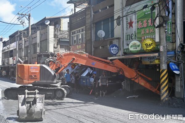 ▲▼ 因強颱「樺加沙」外圍環流帶來可觀雨量，導致花蓮馬太鞍溪堰塞湖溢流，洪峰沖毀馬太鞍溪橋，大水漫入光復鄉市區造成極大災情，今（25）日光復雨勢停緩太陽露臉，居民把握空檔開始整理家園，重型機具及小山貓進駐市區加速整理市容。（圖／記者李毓康攝）