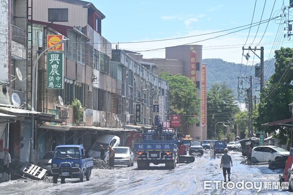 ▲▼ 因強颱「樺加沙」外圍環流帶來可觀雨量，導致花蓮馬太鞍溪堰塞湖溢流，洪峰沖毀馬太鞍溪橋，大水漫入光復鄉市區造成極大災情，今（25）日光復雨勢停緩太陽露臉，居民把握空檔開始整理家園，重型機具及小山貓進駐市區加速整理市容。（圖／記者李毓康攝）