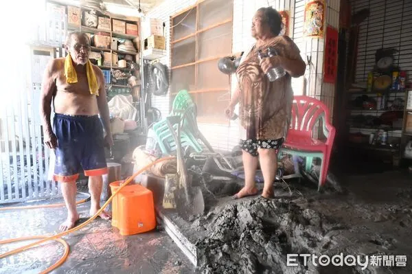 ▲▼ 因強颱「樺加沙」外圍環流帶來可觀雨量，導致花蓮馬太鞍溪堰塞湖溢流，洪峰沖毀馬太鞍溪橋，大水漫入光復鄉市區造成極大災情，今（25）日光復雨勢停緩太陽露臉，居民把握空檔開始整理家園，重型機具及小山貓進駐市區加速整理市容 。（圖／記者李毓康攝）