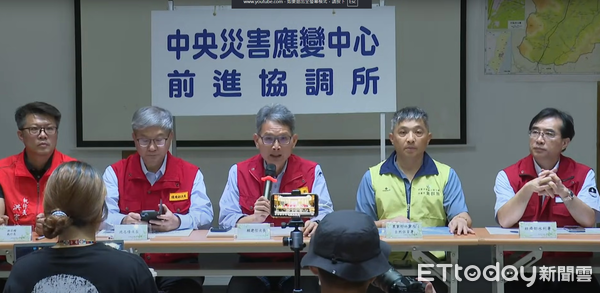 ▲中央災害應變中心前進協調所上午10時召開說明會，目前累計15死32傷31失聯。（圖／攝影中心翻攝）