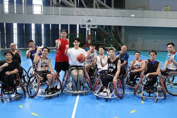 ▲李程彬體驗輪椅籃球。（圖／東旭九翔娛樂提供）