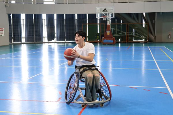 ▲李程彬體驗輪椅籃球。（圖／東旭九翔娛樂提供）
