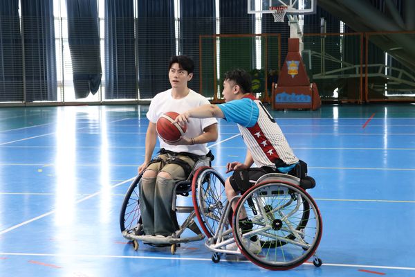 ▲李程彬體驗輪椅籃球。（圖／東旭九翔娛樂提供）