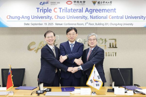 上週五在首爾正式簽署「三中央大學合作聯盟」。（中央大學提供）