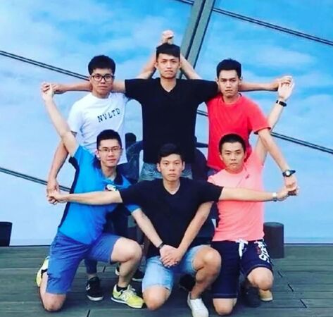 許多網友則想到這個複雜的拍照姿勢。（翻攝畫面）