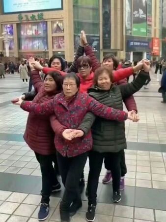 許多網友則想到這個複雜的拍照姿勢。（翻攝畫面）