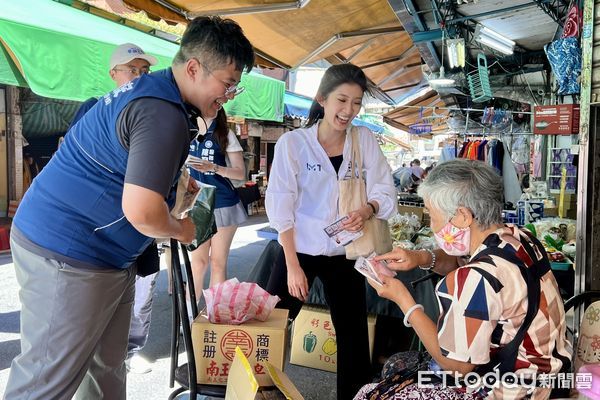 ▲備戰2026，李明璇與陳冠安掃市場。（圖／記者鄭佩玟攝）
