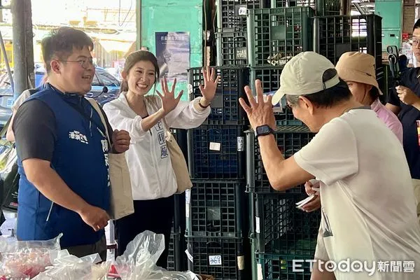 ▲備戰2026，李明璇與陳冠安掃市場。（圖／記者鄭佩玟攝）