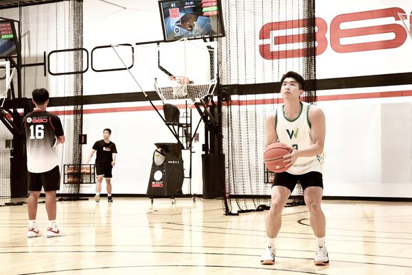 ▲東方譯慷與球友互動，分享從工程師變成職籃球員的心路歷程。（圖／濰視眼科提供）