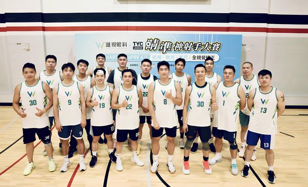 ▲東方譯慷與球友互動，分享從工程師變成職籃球員的心路歷程。（圖／濰視眼科提供）