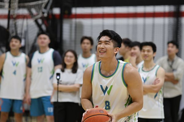 ▲東方譯慷與球友互動，分享從工程師變成職籃球員的心路歷程。（圖／濰視眼科提供）