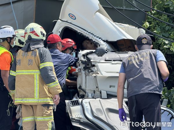 ▲車頭全毀！雲林大貨車猛撞電桿　50歲男駕駛腿斷喪命。（圖／記者游瓊華翻攝）