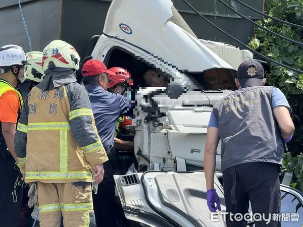 ▲車頭全毀！雲林大貨車猛撞電桿　50歲男駕駛腿斷喪命。（圖／記者游瓊華翻攝）