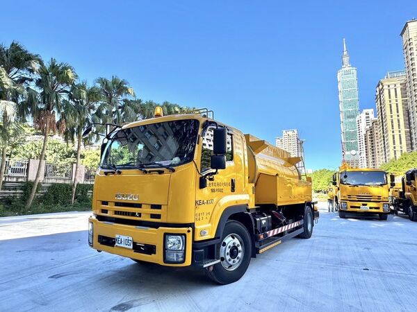 ▲蔣萬安再派重機具、43名救災員進駐花蓮。（圖／蔣萬安臉書）