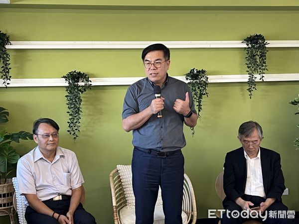 ▲▼環境部長彭啓明（中）表示，光復鄉污泥總量恐超過一萬噸。（圖／記者許敏溶攝）