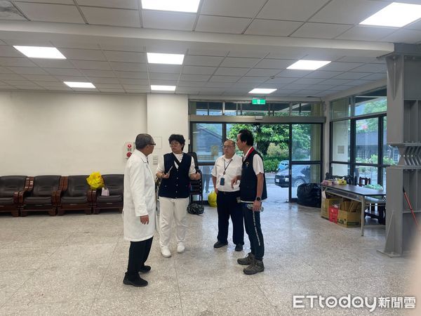 ▲慈濟醫療法人執行長林俊龍(右一)、花蓮慈濟醫院林欣榮院長(左三)、陳星助副院長(右二)、資深顧問許文林(左二)與慈濟東區人醫會總幹事林永森召開醫療應變會議。（圖／慈濟醫學中心提供，下同）