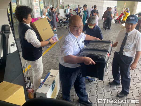 ▲慈濟醫療法人執行長林俊龍(右一)、花蓮慈濟醫院林欣榮院長(左三)、陳星助副院長(右二)、資深顧問許文林(左二)與慈濟東區人醫會總幹事林永森召開醫療應變會議。（圖／慈濟醫學中心提供，下同）