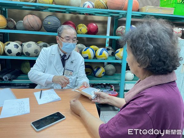 ▲慈濟醫療法人執行長林俊龍(右一)、花蓮慈濟醫院林欣榮院長(左三)、陳星助副院長(右二)、資深顧問許文林(左二)與慈濟東區人醫會總幹事林永森召開醫療應變會議。（圖／慈濟醫學中心提供，下同）