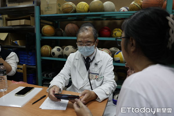 ▲慈濟醫療法人執行長林俊龍(右一)、花蓮慈濟醫院林欣榮院長(左三)、陳星助副院長(右二)、資深顧問許文林(左二)與慈濟東區人醫會總幹事林永森召開醫療應變會議。（圖／慈濟醫學中心提供，下同）