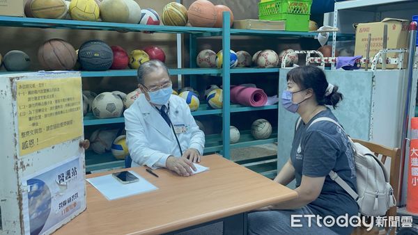 ▲慈濟醫療法人執行長林俊龍(右一)、花蓮慈濟醫院林欣榮院長(左三)、陳星助副院長(右二)、資深顧問許文林(左二)與慈濟東區人醫會總幹事林永森召開醫療應變會議。（圖／慈濟醫學中心提供，下同）