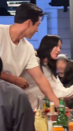 ▲▼我來支持老婆！玄彬、孫藝真罕見合體閃炸　慶功宴甜蜜互動全被拍。（圖／翻攝自片商IG）