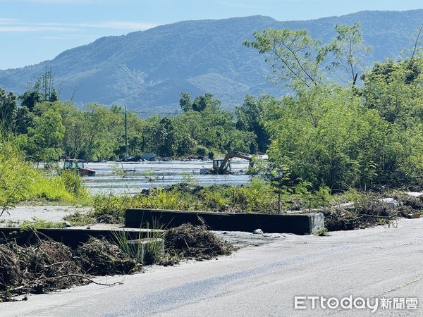 ▲▼花蓮縣鳳林鎮堤頂溢流，現場畫面曝光。（圖／記者王兆麟翻攝）