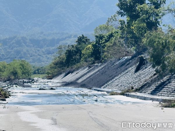▲▼花蓮縣鳳林鎮堤頂溢流，現場畫面曝光。（圖／記者王兆麟翻攝）