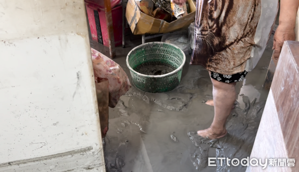 ▲▼            花蓮光復鄉災後第三天，居民清理家園。（圖／攝影中心攝，下同）