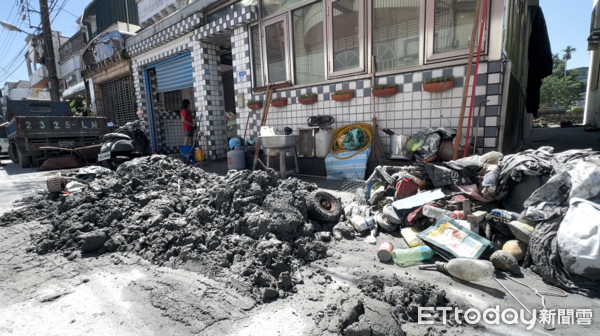 ▲▼            花蓮光復鄉災後第三天，居民清理家園。（圖／攝影中心攝，下同）