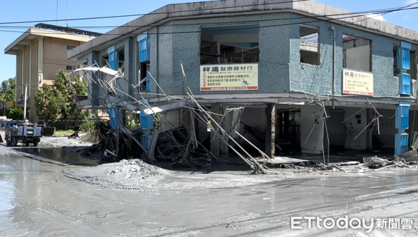 ▲▼            花蓮光復鄉災後第三天，居民清理家園。（圖／攝影中心攝，下同）