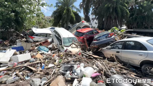 ▲▼            花蓮光復鄉災後第三天，居民清理家園。（圖／攝影中心攝，下同）