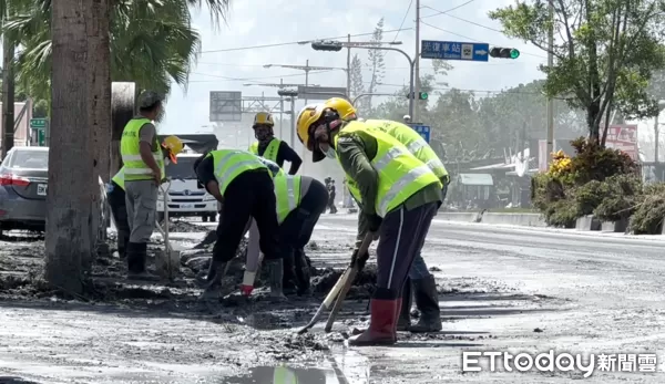 ▲▼            花蓮光復鄉災後第三天，居民清理家園。（圖／攝影中心攝，下同）