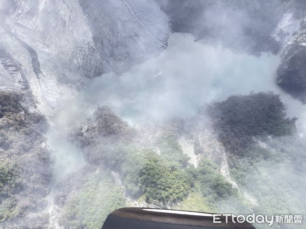 ▲空勤總隊直升機今天搭載水利署人員會勘堰塞湖，發現壩體被洪流切削成V型。（圖／記者張君豪翻攝）