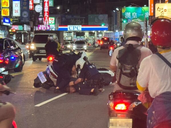 ▲▼江男持毒被警方壓制逮捕被目擊民眾拍下             。（圖／民眾提供）