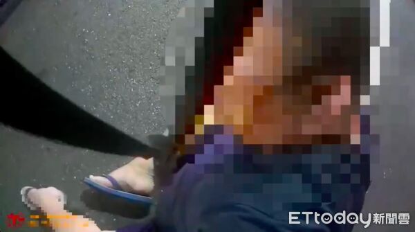 ▲▼江男被壓制逮捕，在他身上起獲4種毒品             。（圖／記者陳以昇翻攝）