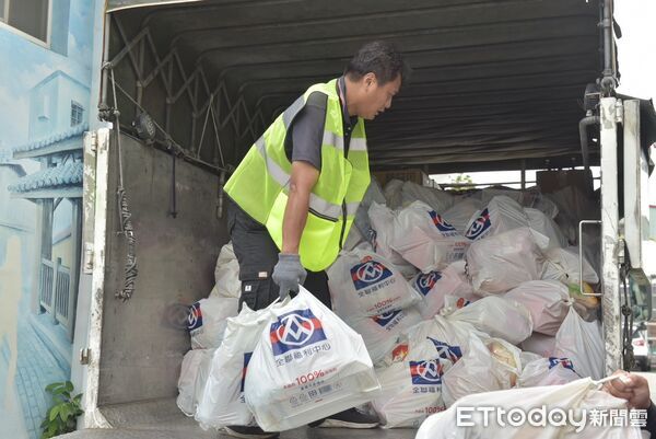 ▲▼花蓮市公所調度重機具及大量生活物資前往災區馳援。（圖／花蓮市公所提供，下同）