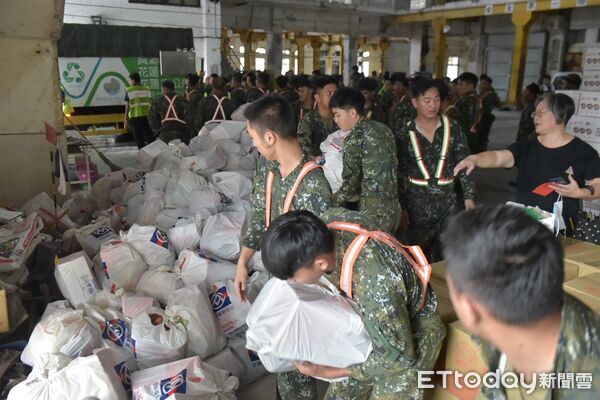 ▲▼花蓮市公所調度重機具及大量生活物資前往災區馳援。（圖／花蓮市公所提供，下同）