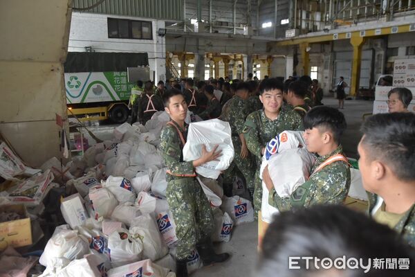 ▲▼花蓮市公所調度重機具及大量生活物資前往災區馳援。（圖／花蓮市公所提供，下同）