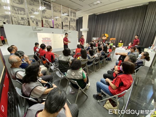 ▲台南市消防志工參與第2次聯繫會報及定期訓練，實地演練CPR及消防裝備操作。（記者林東良翻攝，下同）