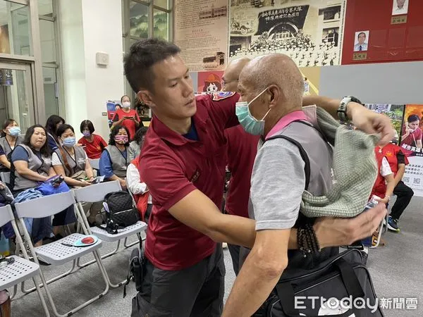 ▲台南市消防志工參與第2次聯繫會報及定期訓練，實地演練CPR及消防裝備操作。（記者林東良翻攝，下同）